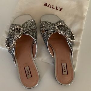 Stunning Bally sandals w/silver glitter and crystal buckles 35.5